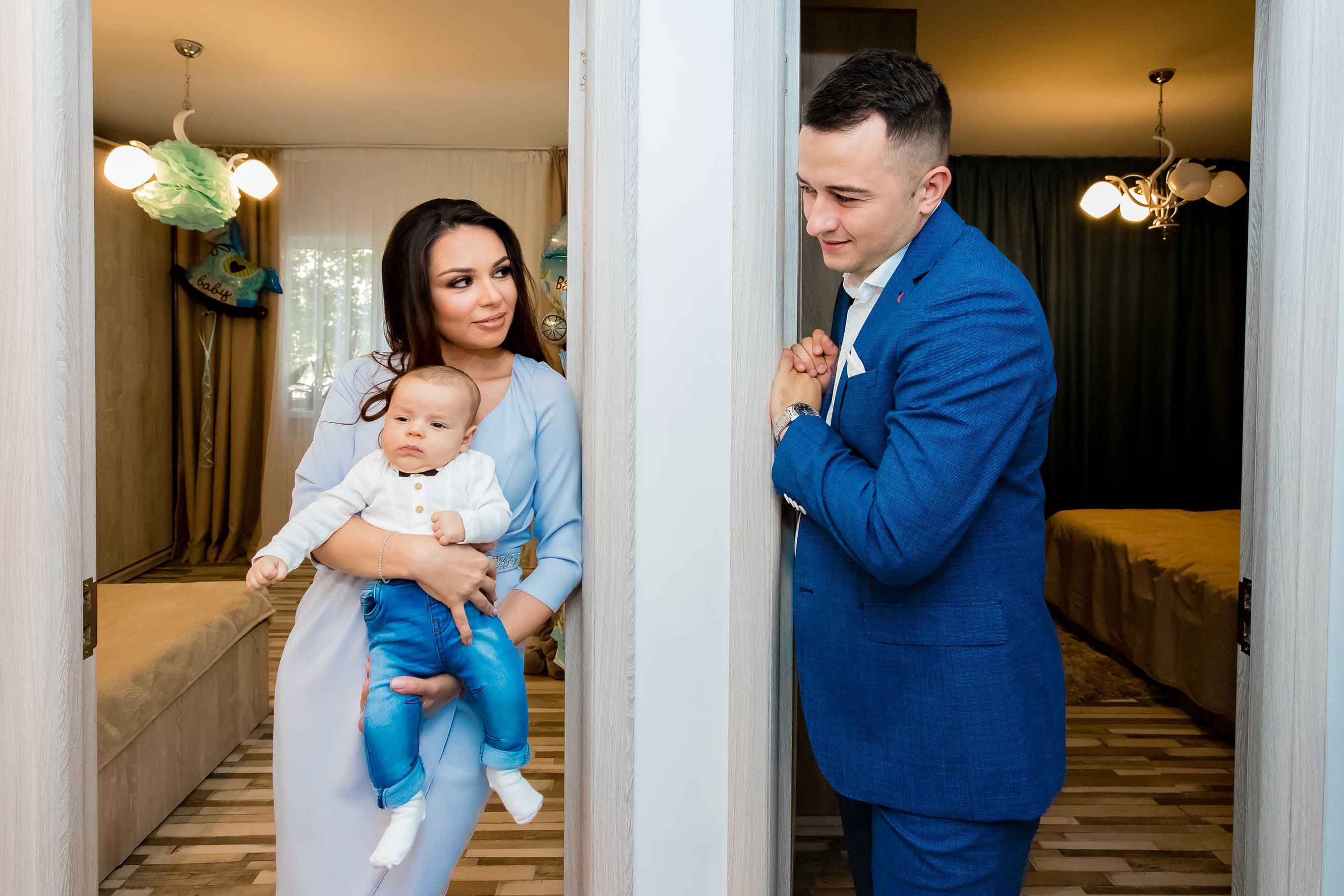 mama si tatal cu copil in brate  la sedinta botez in bucuresti